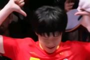 包含AC米兰今日表现抢眼，武磊整场无解，教练赛后亲自拥抱的词条