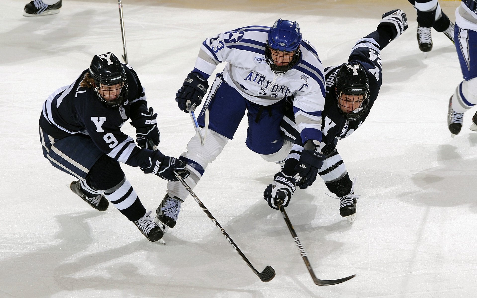 C罗官方宣布爆冷新规，DWG引发争议！赛场气氛高涨